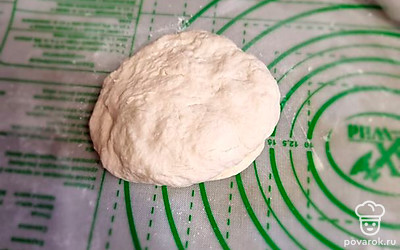 Замесить тесто и оставить на минут 40 в тёплое место. 