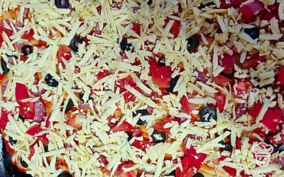 Выложить на противень, смазать кетчупом и сверху выложить начинку любую, натереть сыр и убрать в духовку на 20 минут.