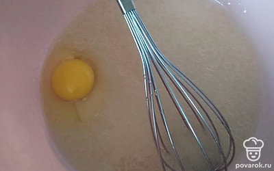 Начните с теста. Для этого надо взять большую ёмкость, чтобы было удобно смешивать. Положите 1 маленькую кружку воды, соль, сахар, яйцо. Перемешайте. 