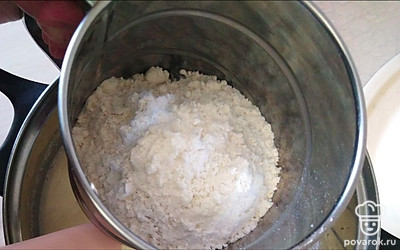 Добавьте муку и замесите тесто. 