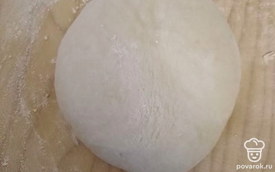 Тесто не должно липнуть к рукам. Дайте ему отдохнуть. Переходите на начинку. 