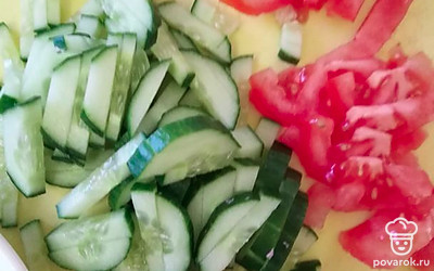 Пока наше тесто отдыхает, начинаем готовить начинку. Помойте огурец и помидоры и нарежьте ломтиками. 