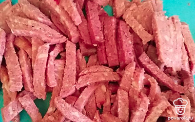 Нарежьте колбасу соломкой. 