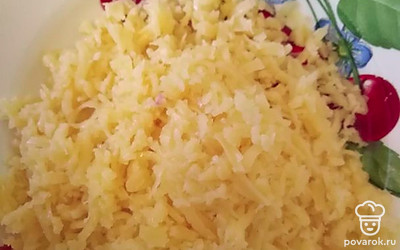 Натрите сыр на крупной тёрке. 