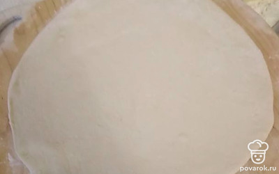 Раскатайте тесто нужного диаметра, в зависимости от размера вашей сковороды. 