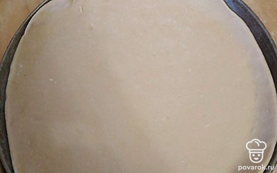 Смажьте сковороду подсолнечным маслом, и переместите туда тесто. 