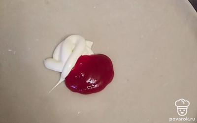 Смажьте тесто кечунезом, добавив кетчуп и майонез. 