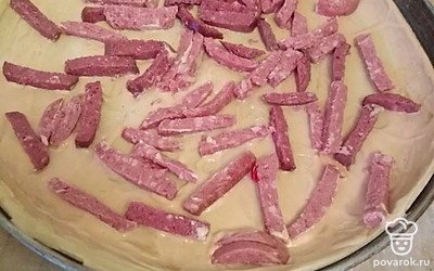 Начинаем раскладывать начинку. 1 слоем кладём колбасу. 