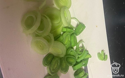 Помойте и порежьте лук порей.