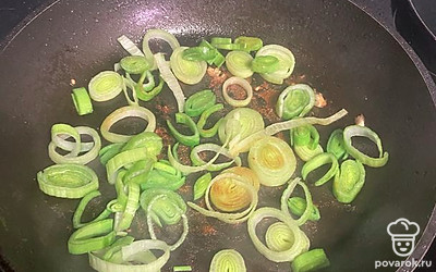 Жарьте на растительном масле 3 минуты.