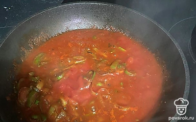 Добавьте протертые томаты, оставьте на слабом огне на 3 минуты, посолите.