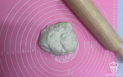 Раскатайте тесто.