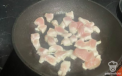 Пожарьте курицу по 3 минуты с каждой стороны.