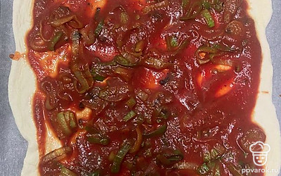 Вылейте на тесто лук с томатами.