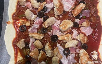 Затем курицу и маслины.