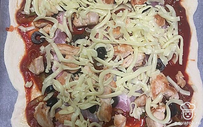 Посыпьте сыром и отправьте в разогретую до 200 градусов духовку на 10-15 минут.