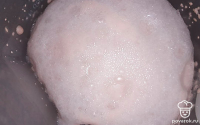 Дрожжи с сахаром развести в тёплой воде и оставить на 15 минут.