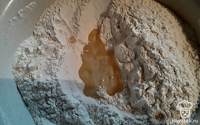 Просейте муку, добавьте соль и растительное масло. 