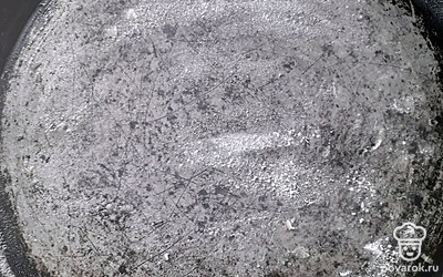 Подготовьте сковороду, смажьте ее растительным маслом и присыпьте мукой.