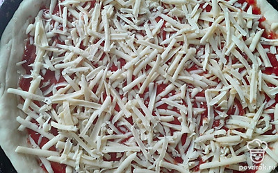 Потрите сыр.