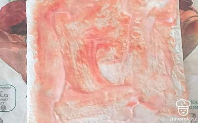 Поверхность лаваша смазать сметаной и томатным соусом.