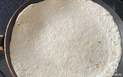 Лаваш выложите на сковородку. Включите маленький огонь.