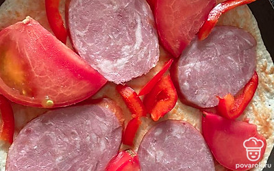 Перец нашинкуйте, выложите на лаваш.