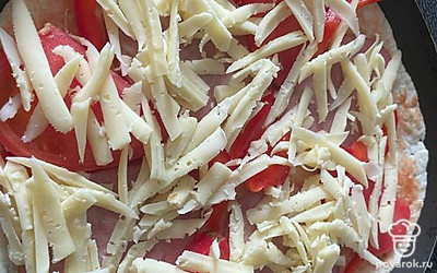 Накройте все крышкой и оставьте на 3-4 минуты.