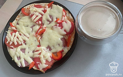 Подавайте пиццу с кофе или чаем.