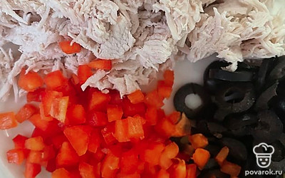 Куриное филе измельчите, оливки нарежьте произвольно. Болгарский перец нарежьте кубиком, огурцы — кружочками.