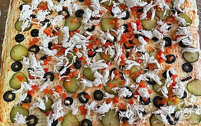 Выложите все ингредиенты на тесто. Выпекайте пиццу при 180 градусах 10 минут. За пару минут до готовности добавьте сыр.