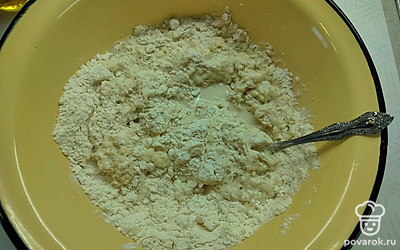 Замесите тесто. Сформируйте колобок и накройте полотенцем. Уберите на 30 минут в теплое место. 