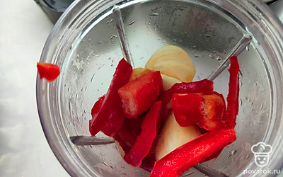 В чашу блендера выложите перец, помидор, лук. Пробейте до однородности. 