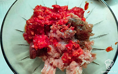 В фарш добавьте измельченные овощи, соль и специи. 