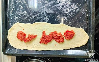 Тесто разделите на три колобка. Раскатайте каждый в длинный овал по длине противня. Переложите тесто на присыпанный мукой противень. 