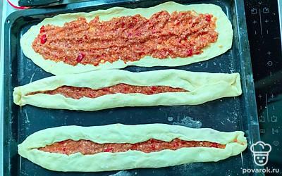 Сверху выложите 1/3 от всей начинки. Распределите равномерно по всей пицце. Края заверните наверх. Сделайте таким образом три пиццы. 