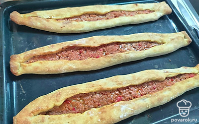 Поставьте пиццы в разогретую до 250 градусов духовку примерно на 15 минут. 