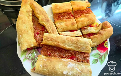 Подавайте пиццу горячей, разрезав на порционные куски. 