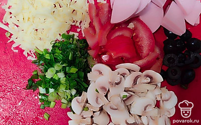 Грибы, помидоры и лук помойте. Нарежьте грибы, помидоры и колбасу четвертинками колец. Маслины нарежьте тонкими колечками, а зеленый лук мелко нашинкуйте. Сыр натрите на крупной терке.