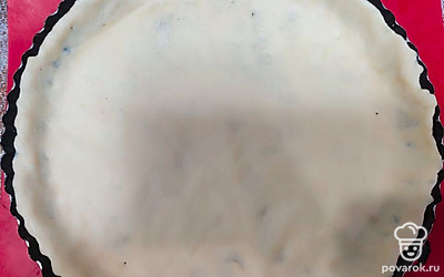 Подготовьте тесто. Раскатайте его по размеру формы.