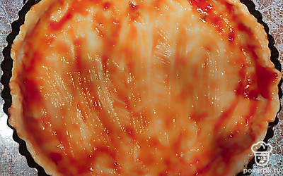 Смажьте готовое тесто кетчупом (соусом или томатной пастой). 