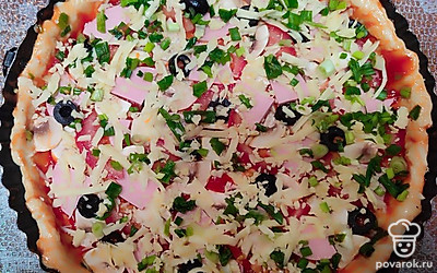 На подготовленное тесто выложите нарезанные ингредиенты (грибы, помидоры, колбасу, маслины), сверху посолите по вкусу. Затем посыпьте тертым сыром и зеленым луком. Поставьте в духовку на 15-20 минут при 170 градусах. 