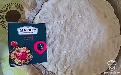 Раскатайте тесто по форме.