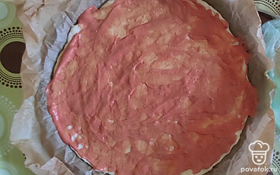 Смажьте тесто майонезом и томатной пастой.