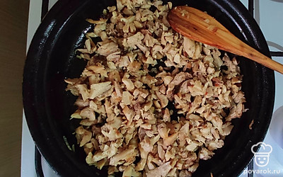 Отварите, затем немного обжарьте на масле гхи филе курицы.