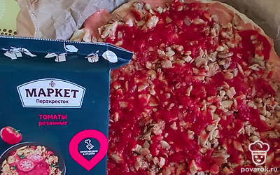 Выложите мясо на тесто. Сверху полейте томатами, посолите. 