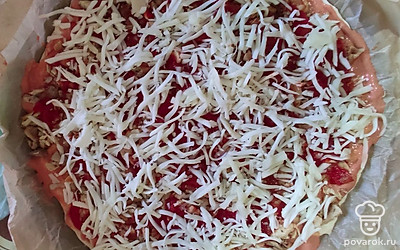 Натрите на крупной терке сыр и посыпьте пиццу. Поставьте выпекаться в духовку на 15-20 минут.
