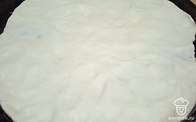 Тесто для пиццы раскатайте, выложите в смазанную маслом форму.