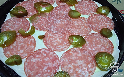 Добавьте маринованный перец халапеньо.