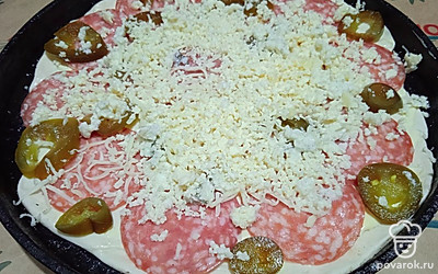 Посыпьте тертой моцареллой.